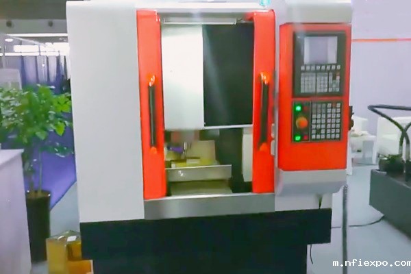 高精密雕铣机设备实拍图