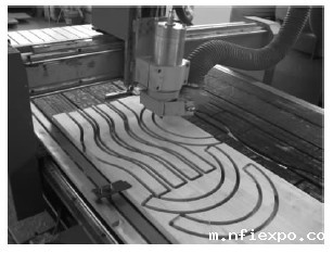 CNC雕铣机加工木门的压线条